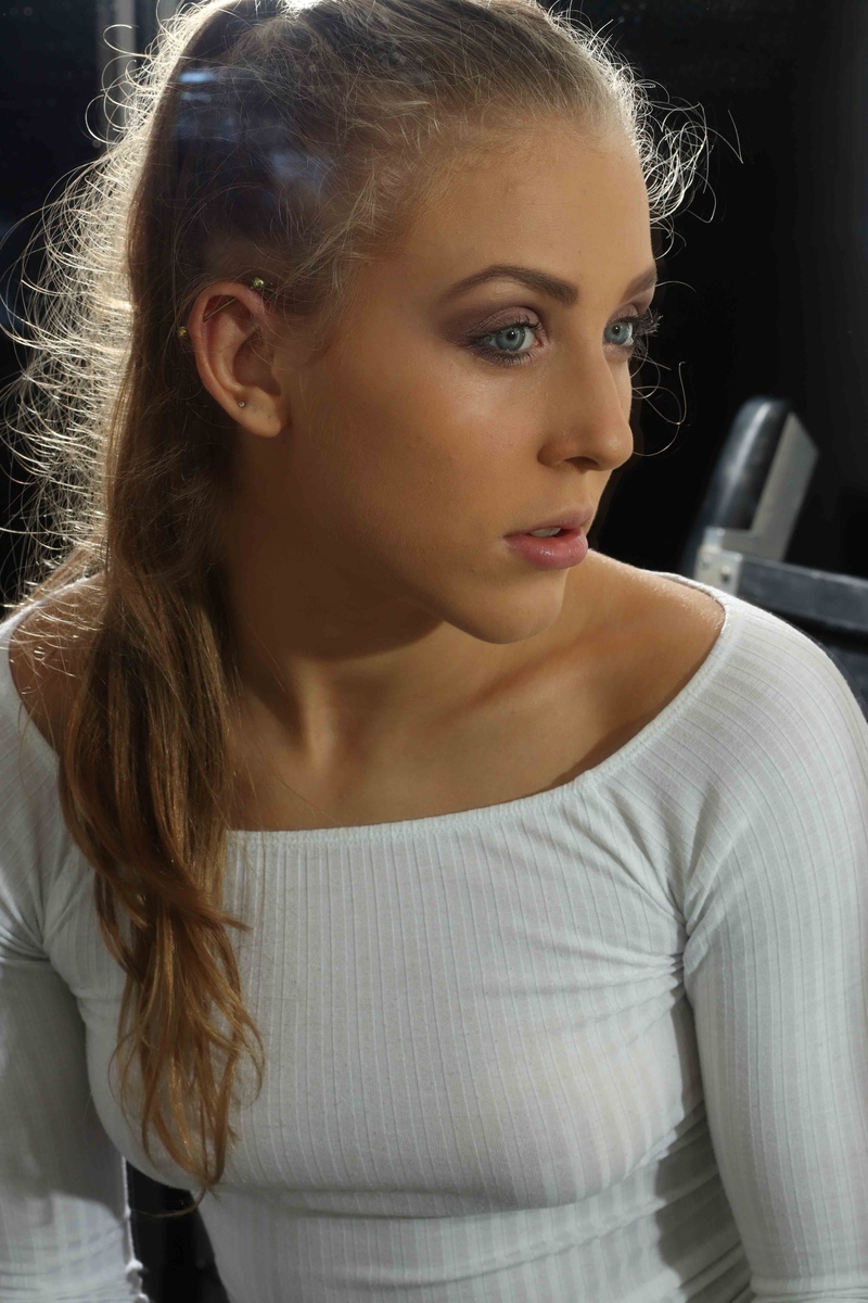 Female model photo shoot of Angelika Morus