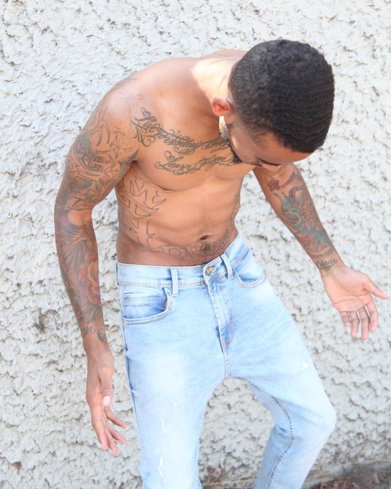 Male model photo shoot of Darrian Carter