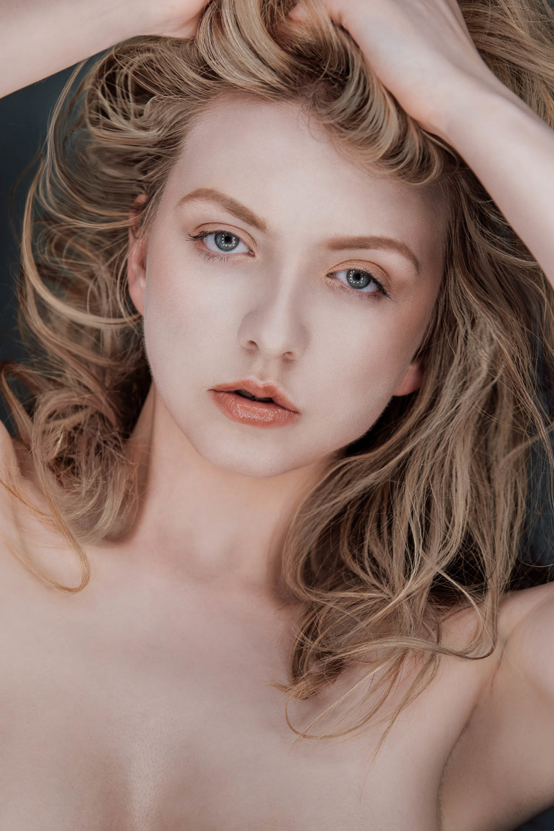 Female model photo shoot of NicoleRayner 