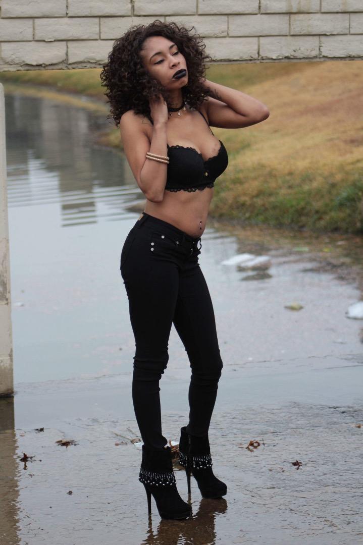 Female model photo shoot of Monique Revels