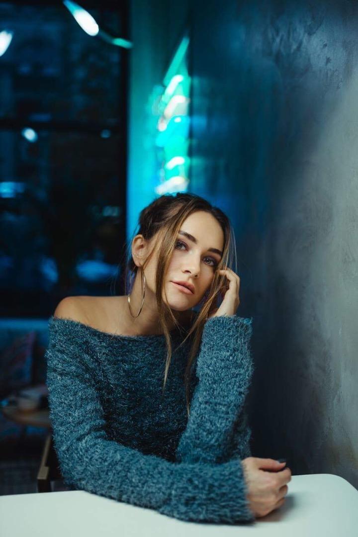 Female model photo shoot of Alina Bezuhlaya