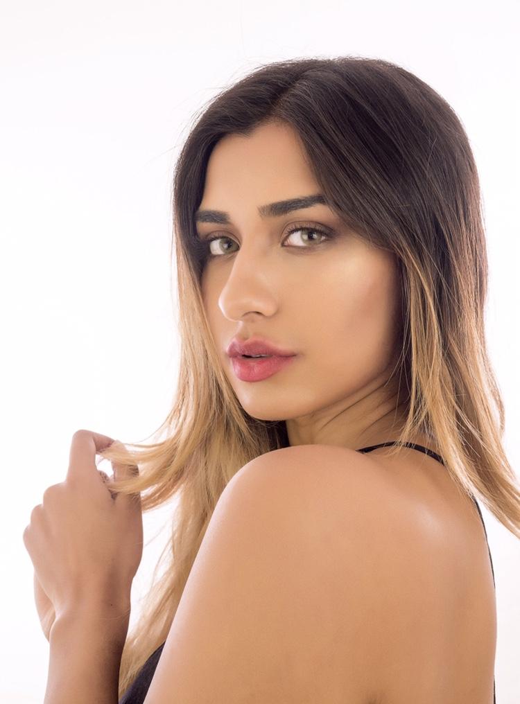 Female model photo shoot of Leena kaur