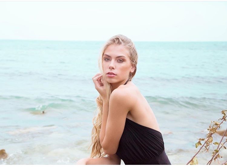 Female model photo shoot of Courtneylarsen in Glencoe Beach