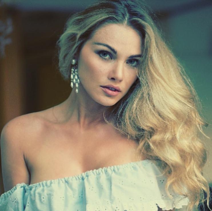 Female model photo shoot of Alena Simona