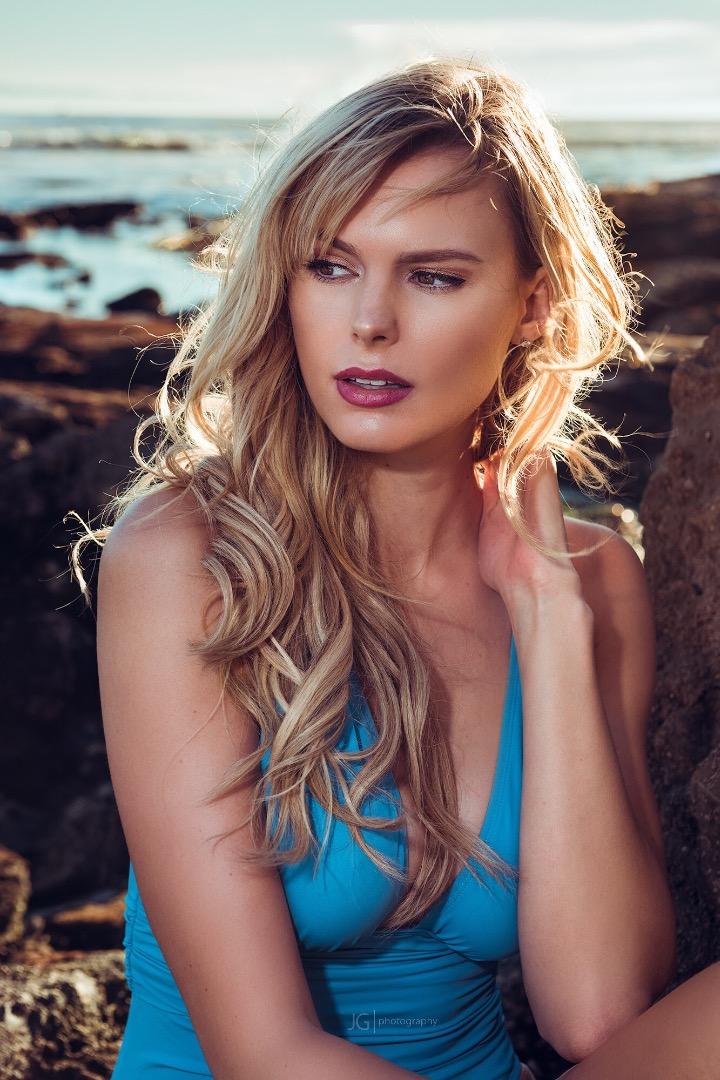 Female model photo shoot of Hannah Joyy