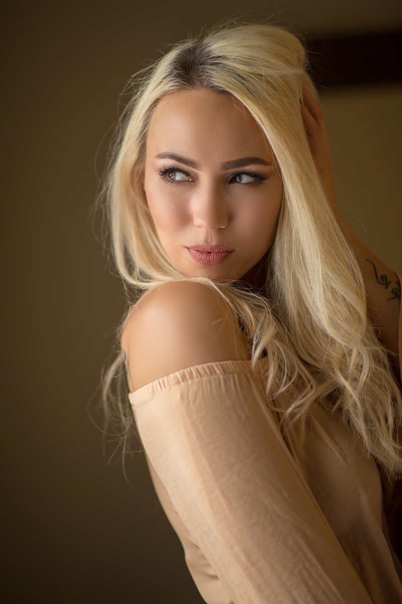 Female model photo shoot of Yana Shwal by mxfan61