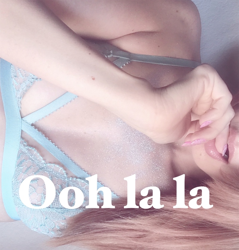 Female model photo shoot of The Ooh la la 