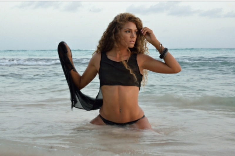 Female model photo shoot of Aneiszka Sea