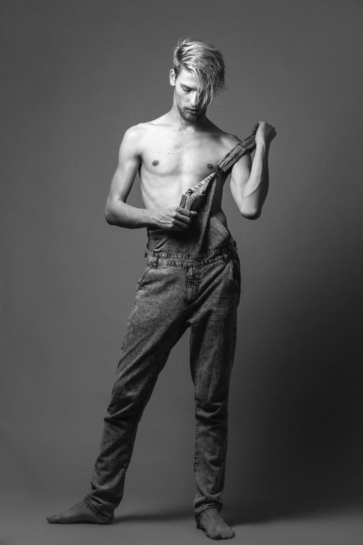 Male model photo shoot of DinoLenger