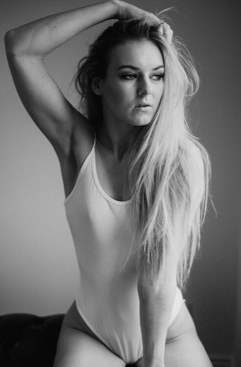 Female model photo shoot of Amy Henshaw