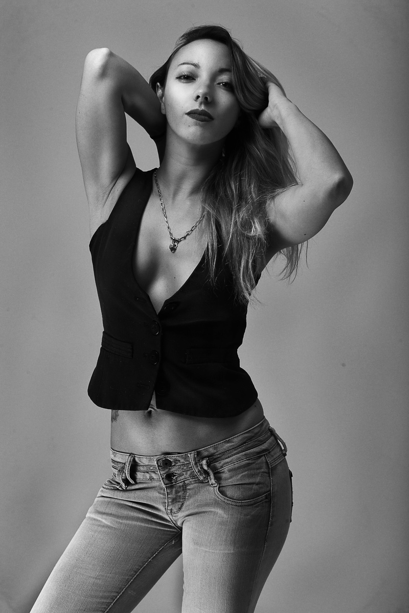 Female model photo shoot of MarionLeeloo Modele