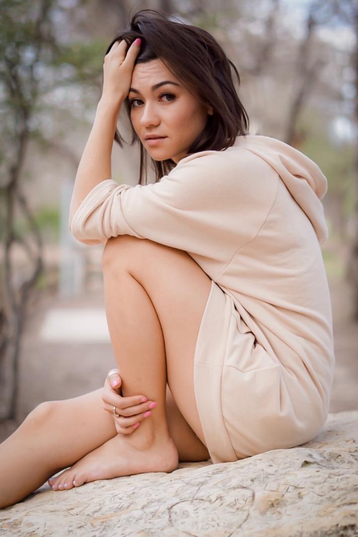 Female model photo shoot of Anna Oshima