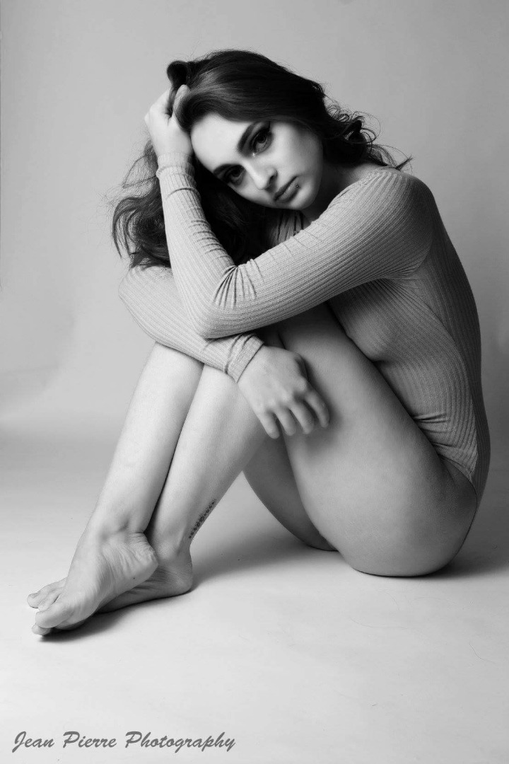 Female model photo shoot of Candice Turtles