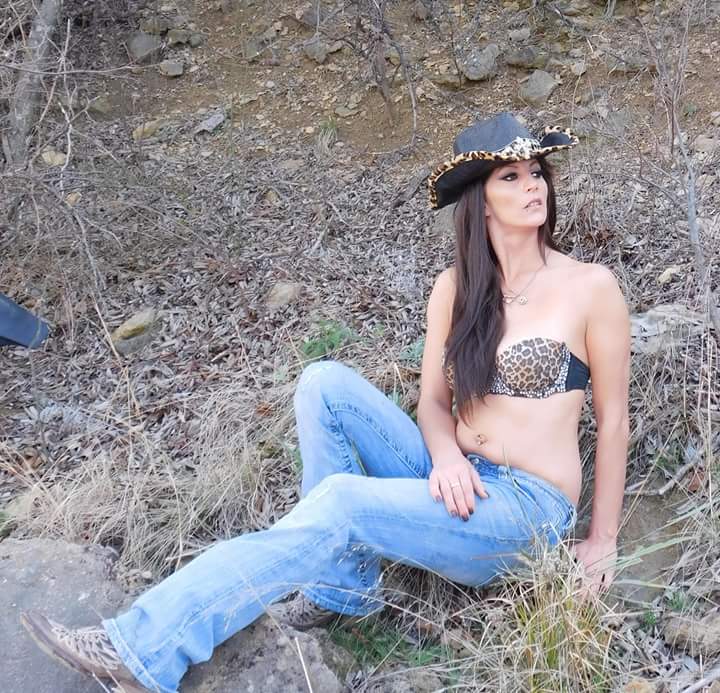 Female model photo shoot of Countrygirl08