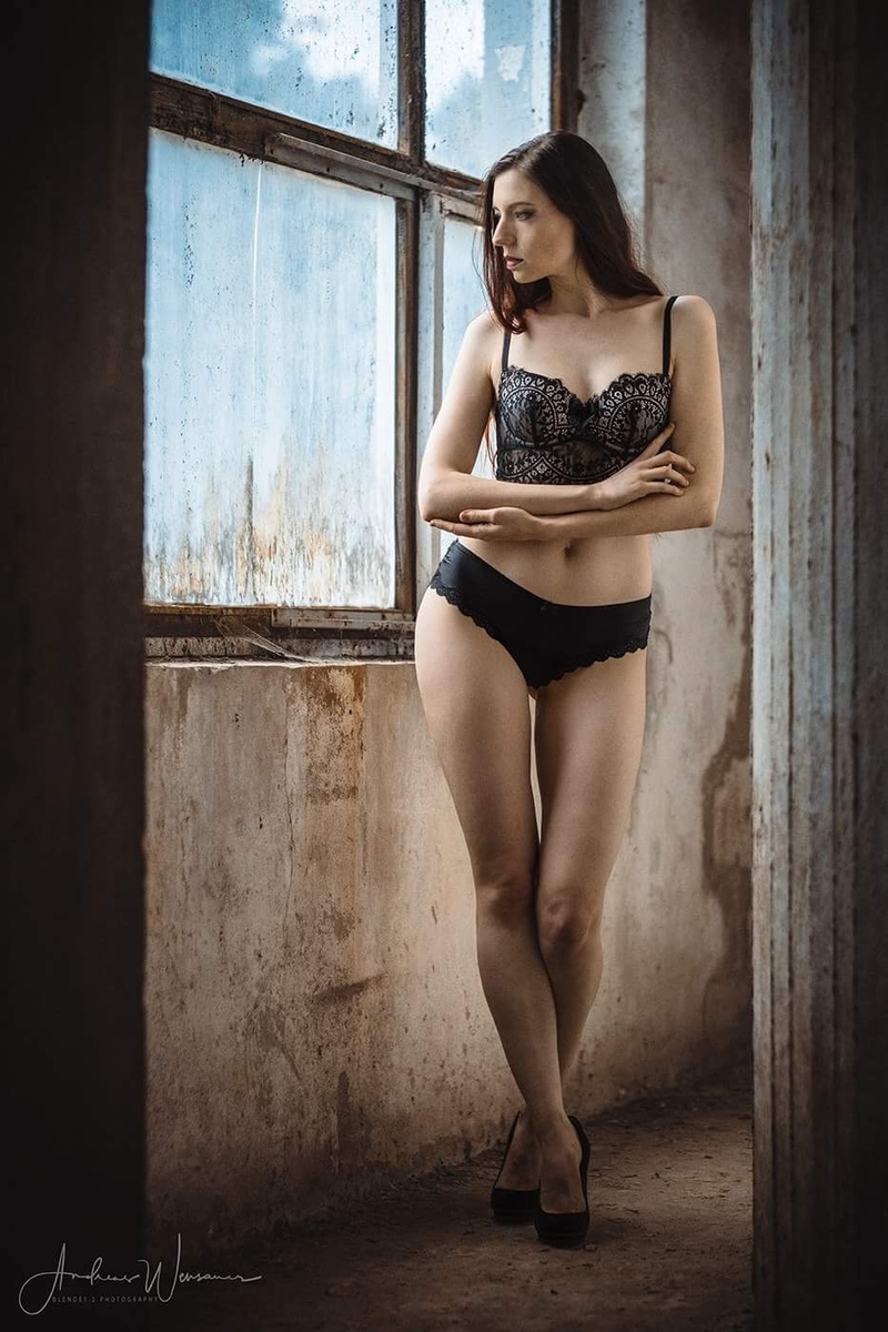 Female model photo shoot of TindraModel