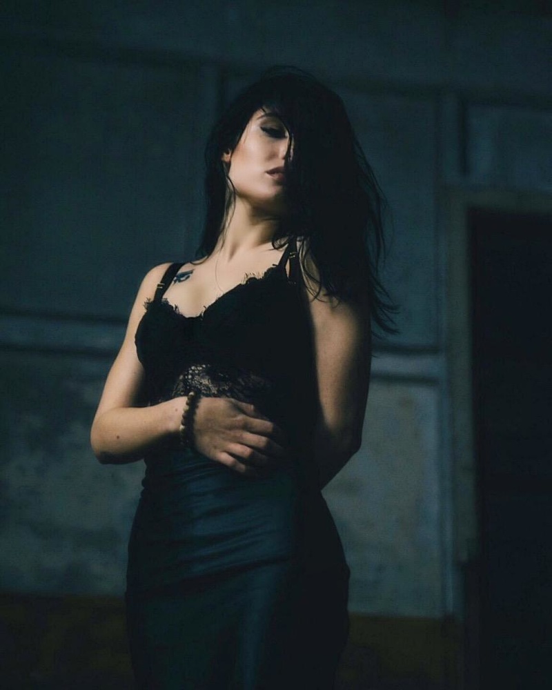 Female model photo shoot of Crystal Joilena