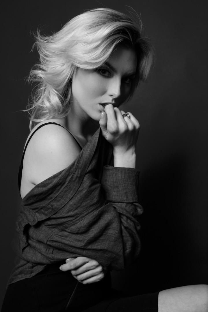 Female model photo shoot of Lauren Economy