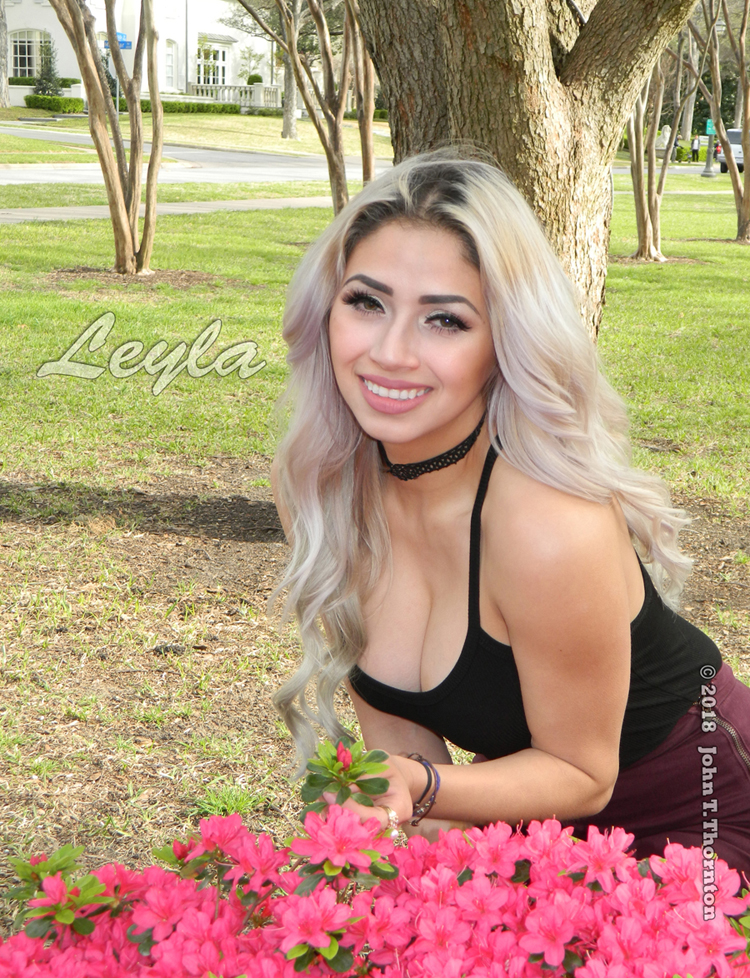 Female model photo shoot of Modelo Leyla by John T Thornton in Lakeside Park in Highland Park, Dallas