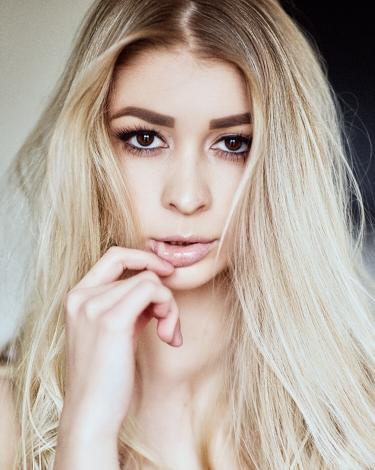 Female model photo shoot of JuliaaGeorge