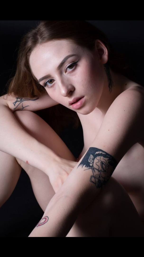 Female model photo shoot of Artslut1