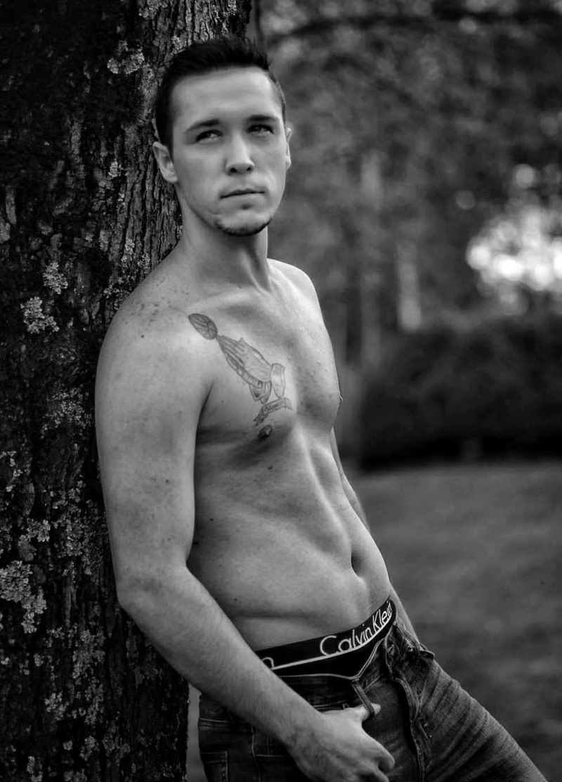 Male model photo shoot of Joshua Wayne