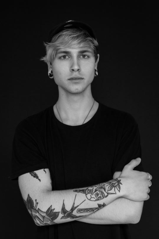 Male model photo shoot of Artur Mizerski