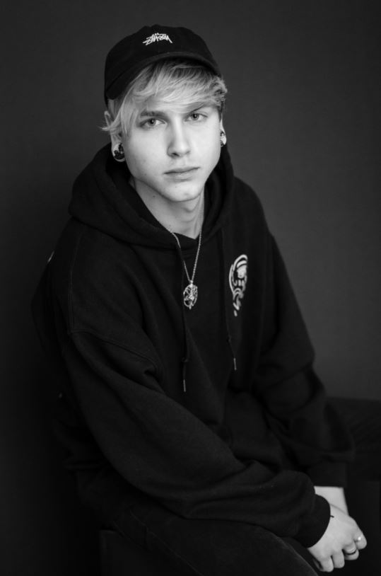 Male model photo shoot of Artur Mizerski