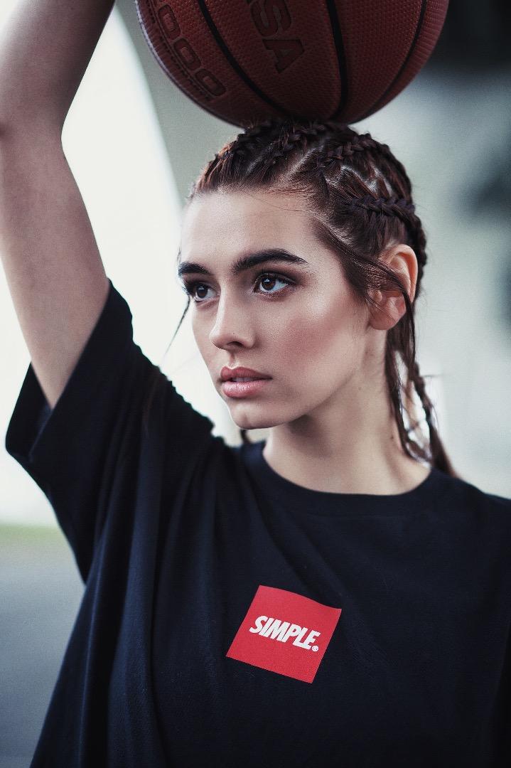 Female model photo shoot of Alesha Greene