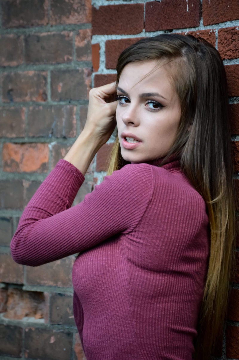 Female model photo shoot of Izzygray