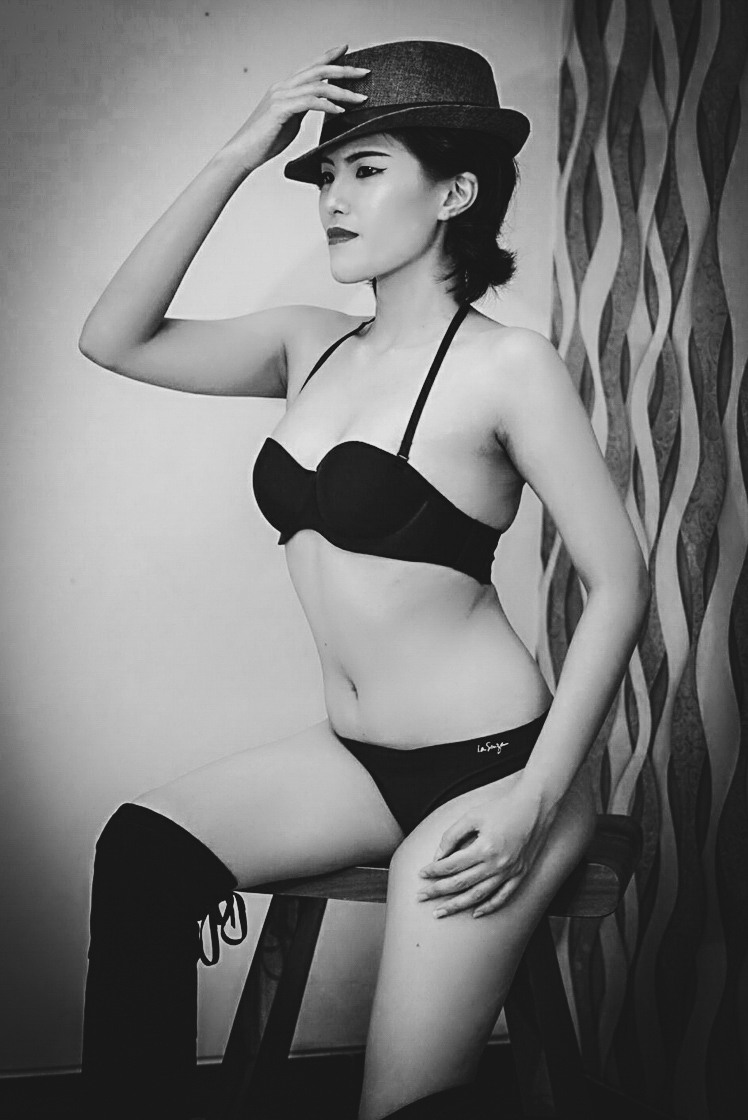 Female model photo shoot of Elsartistic