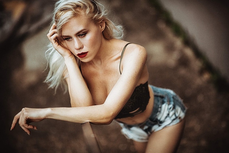 Female model photo shoot of Masha Poses