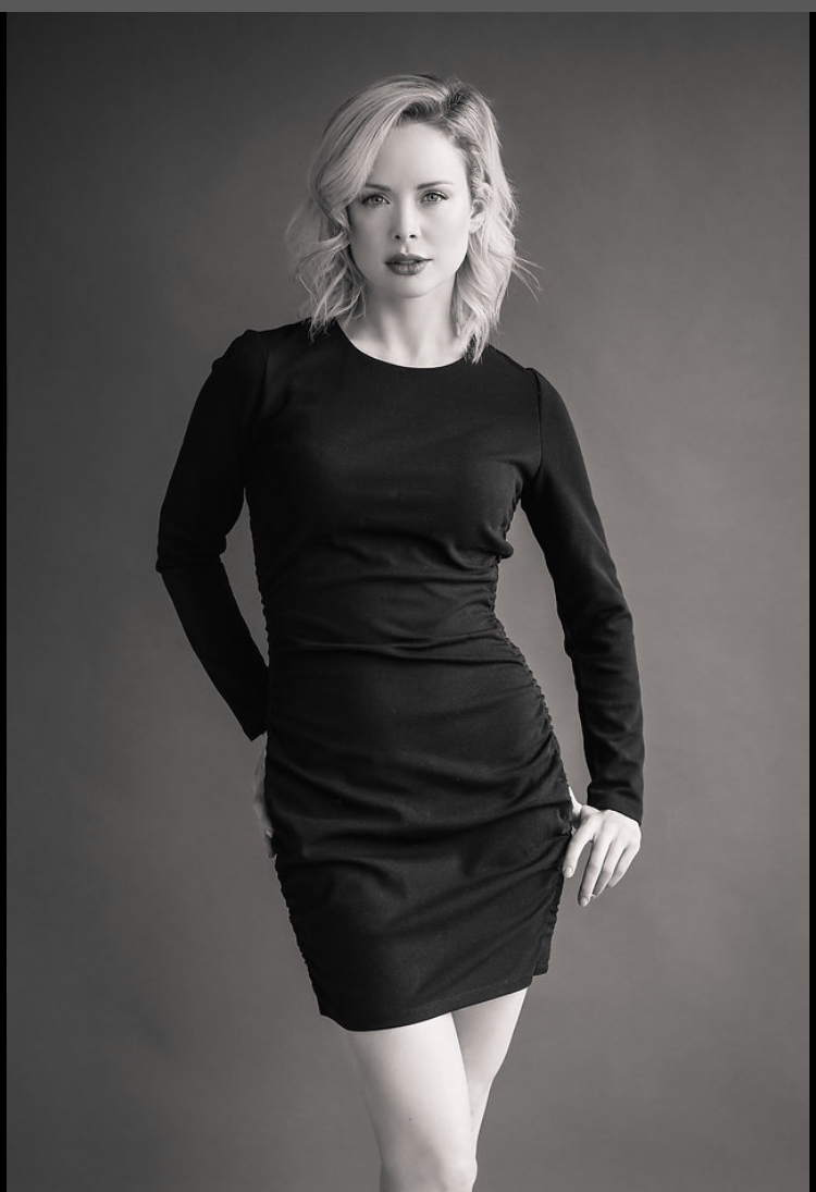 Female model photo shoot of Elleinyyc
