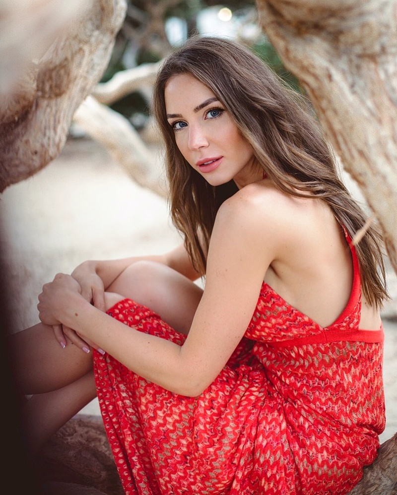 Female model photo shoot of Anya Etlin