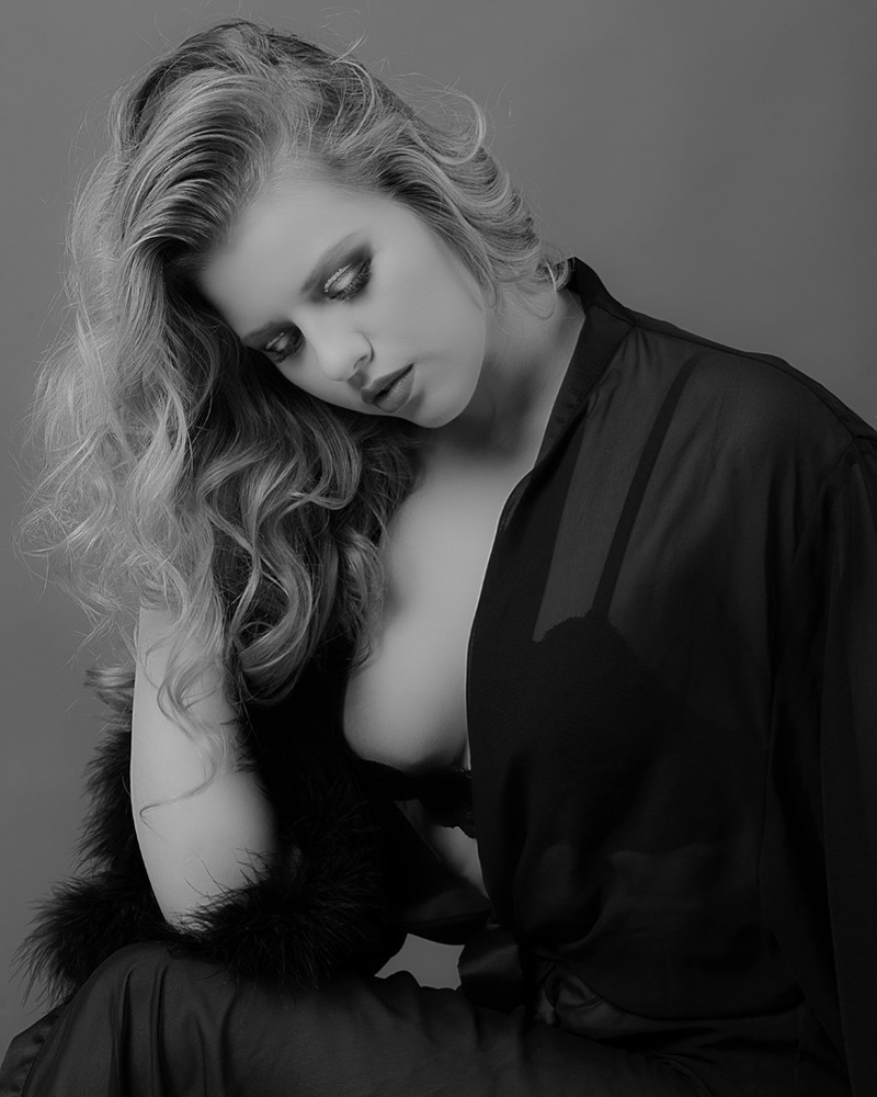 Female model photo shoot of Valentina Greyze