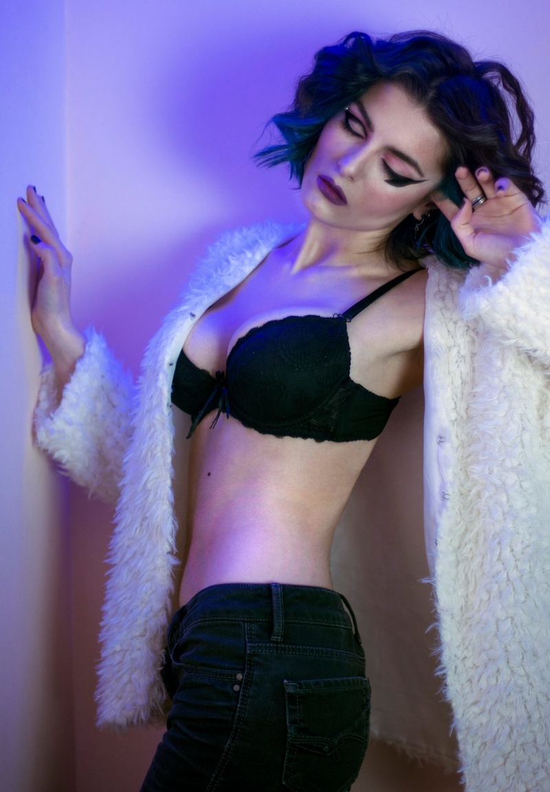 Female model photo shoot of Belle Apostolova