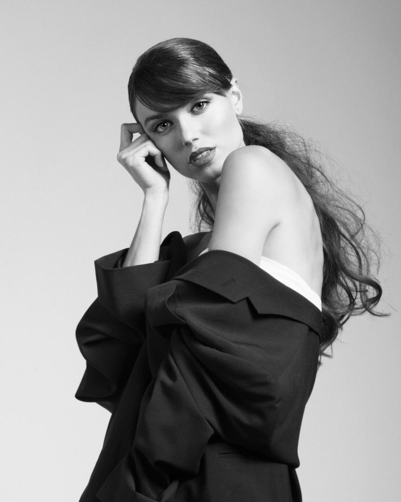 Female model photo shoot of Diana Peresta