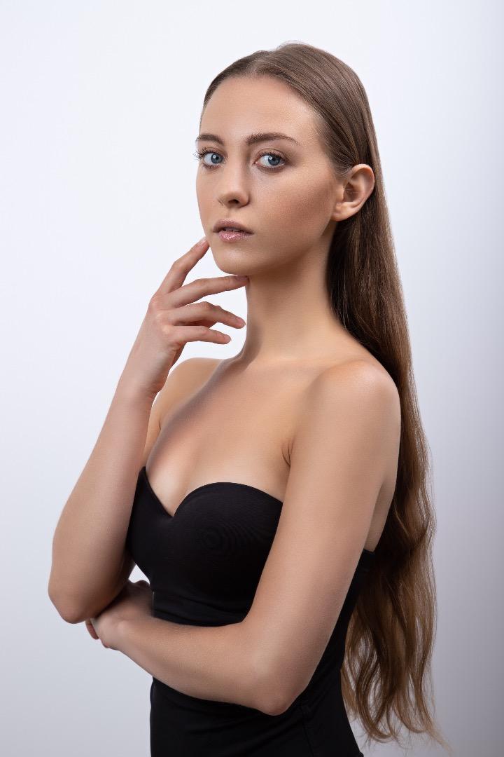 Female model photo shoot of Diana Barabash