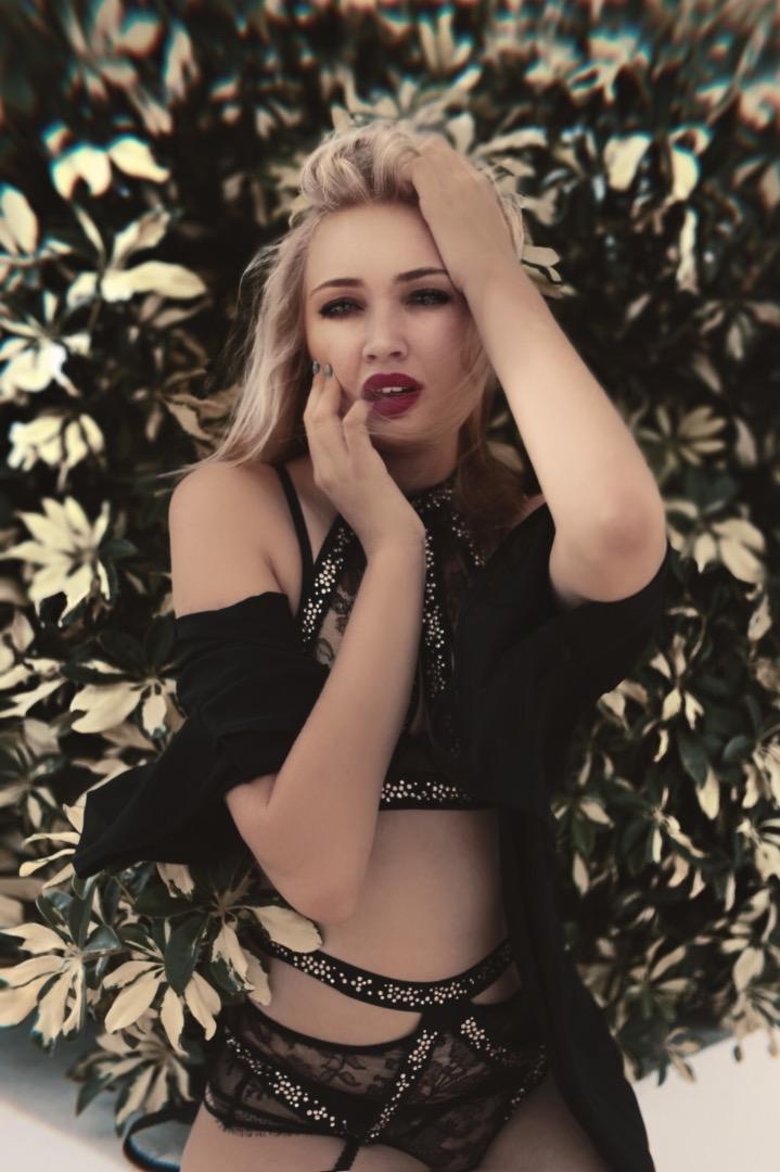 Female model photo shoot of blondynnna