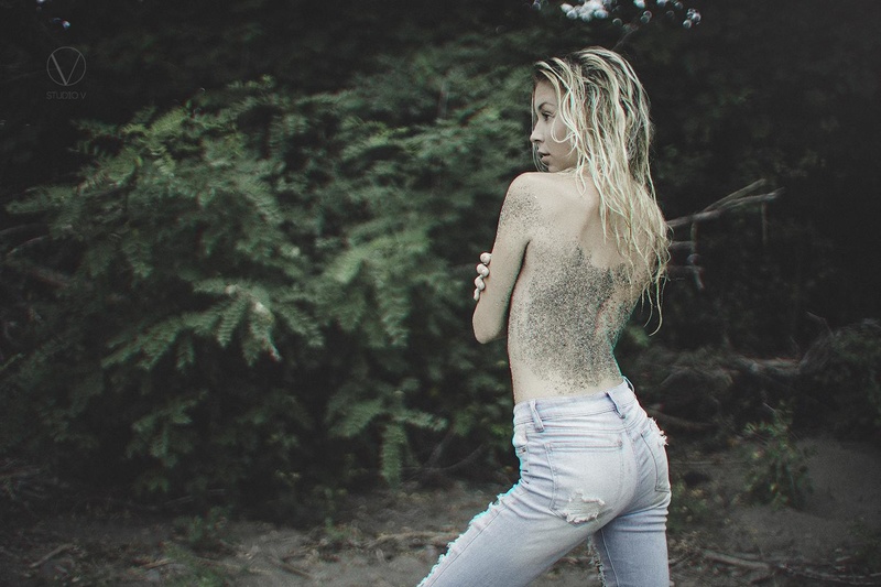 Female model photo shoot of ItsLauraLove by Vasko Obscura