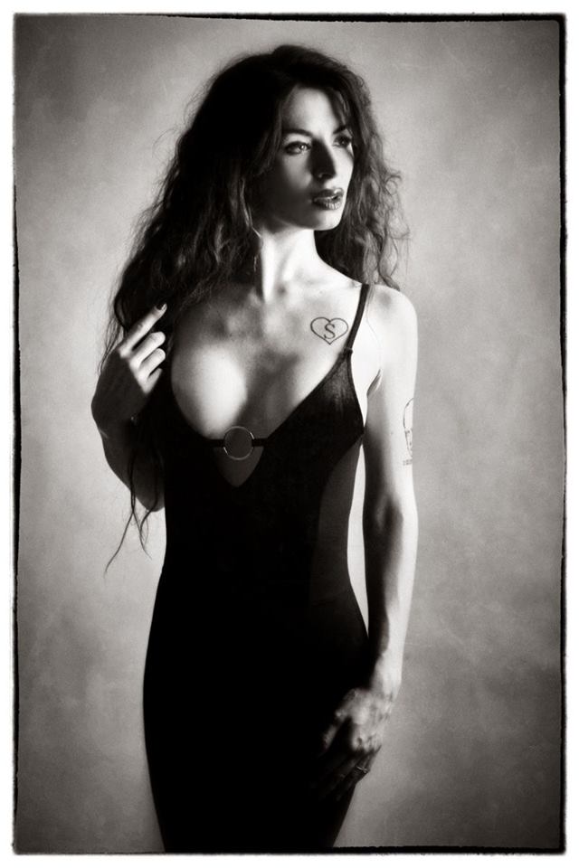Female model photo shoot of Elle Daemona