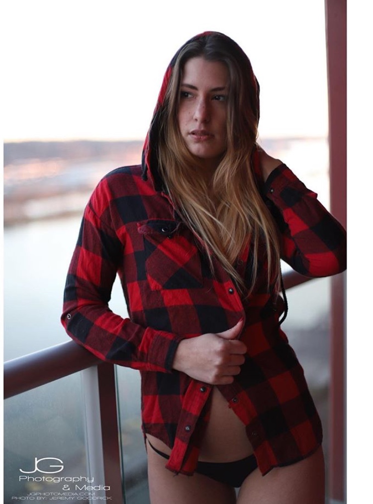 Female model photo shoot of Alina Bennett
