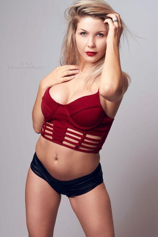Female model photo shoot of Emily Erin_Model