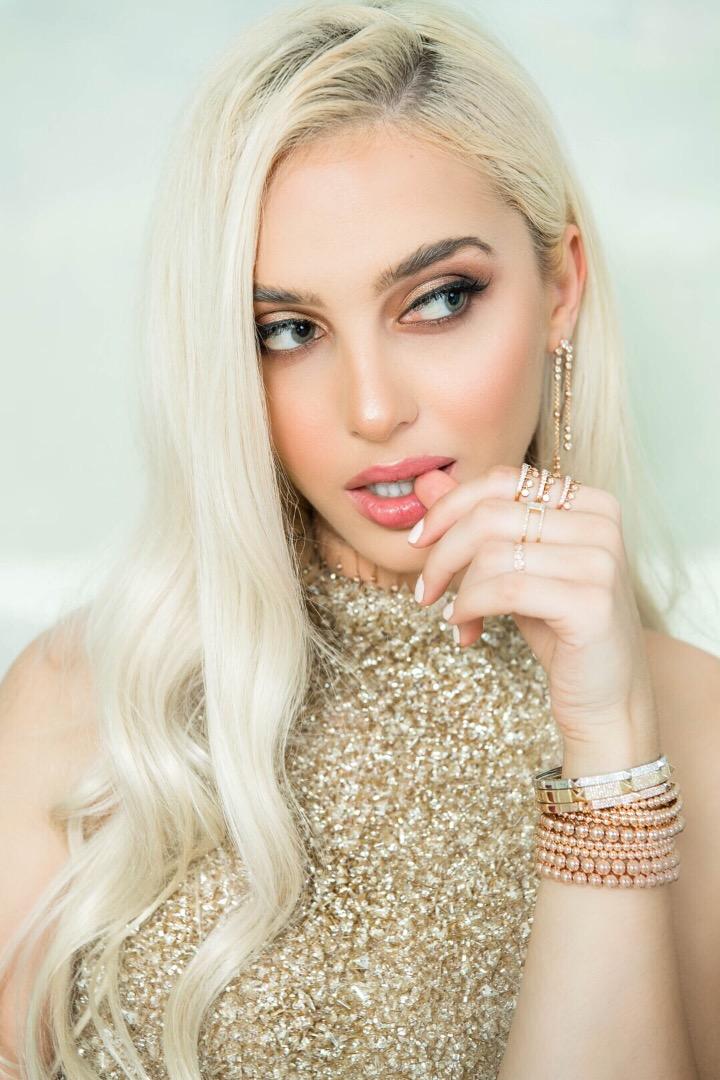 Female model photo shoot of Sofia Mirchuk