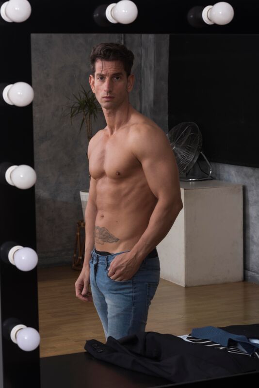 Male model photo shoot of Leo Mercado