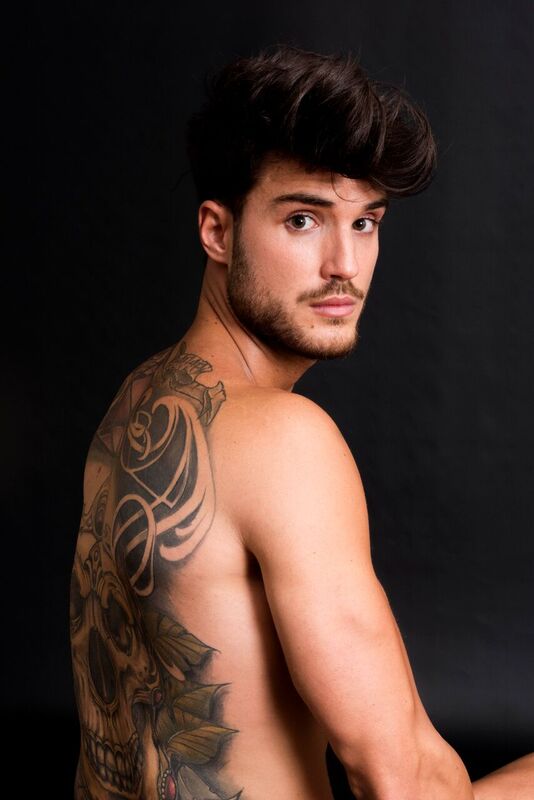 Male model photo shoot of Leo Mercado