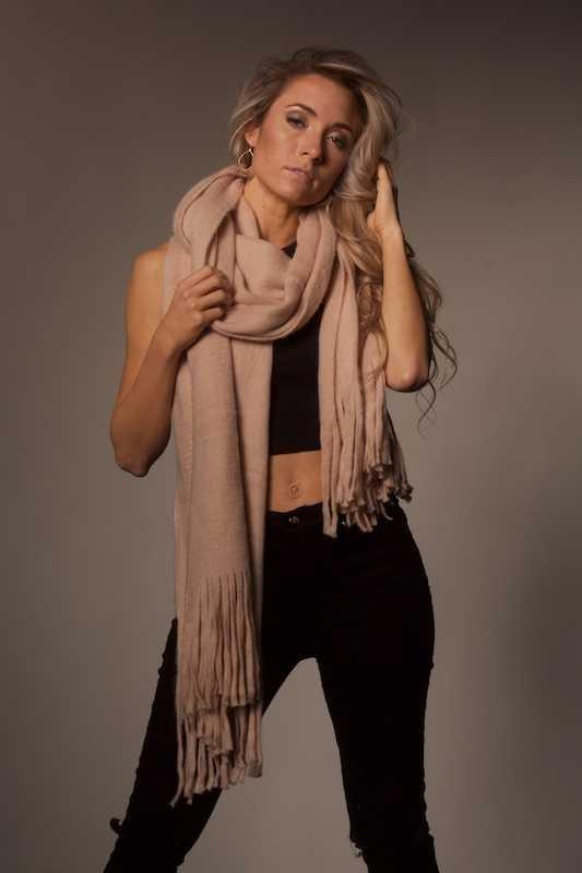Female model photo shoot of GabrielleBelyeu