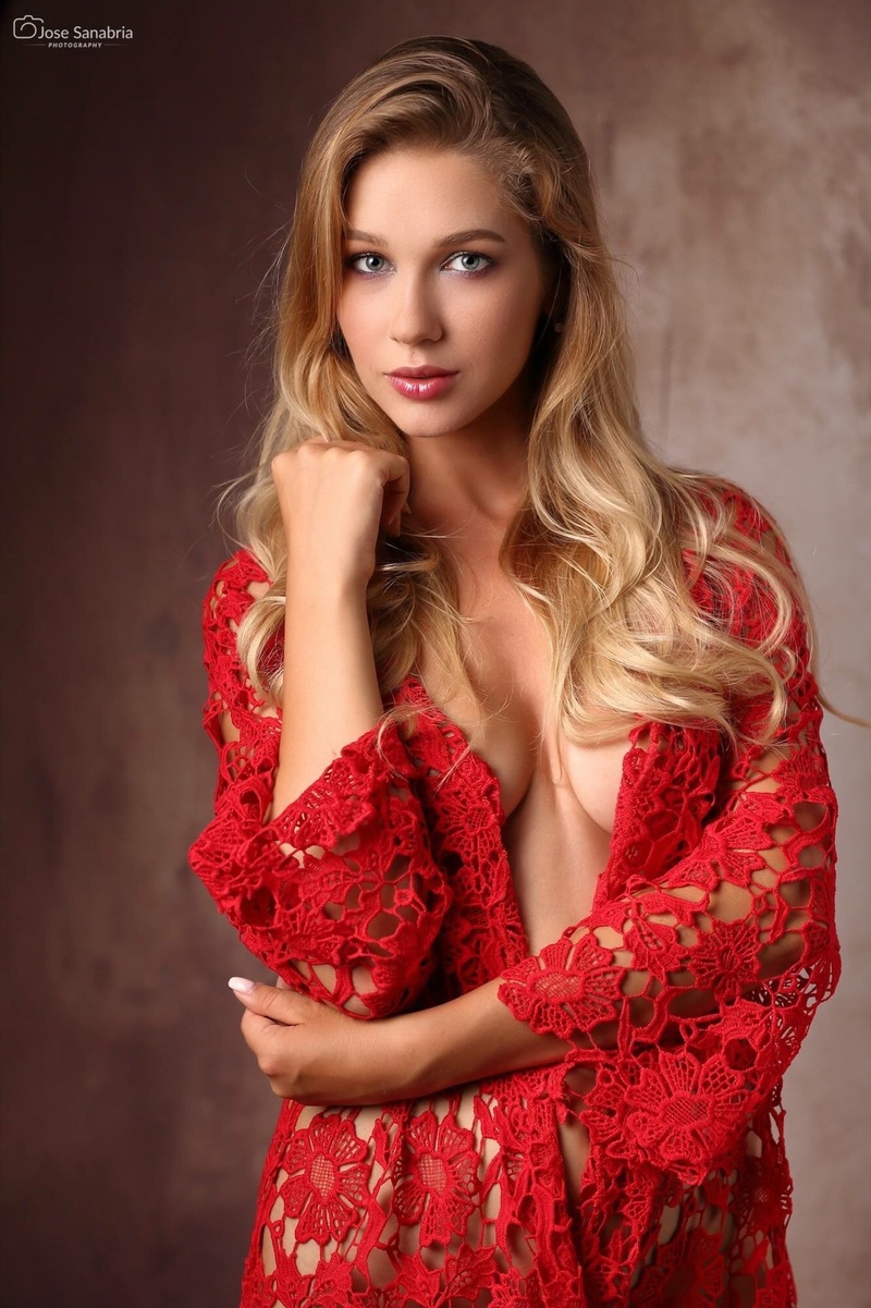 Female model photo shoot of Marianna Merkulova