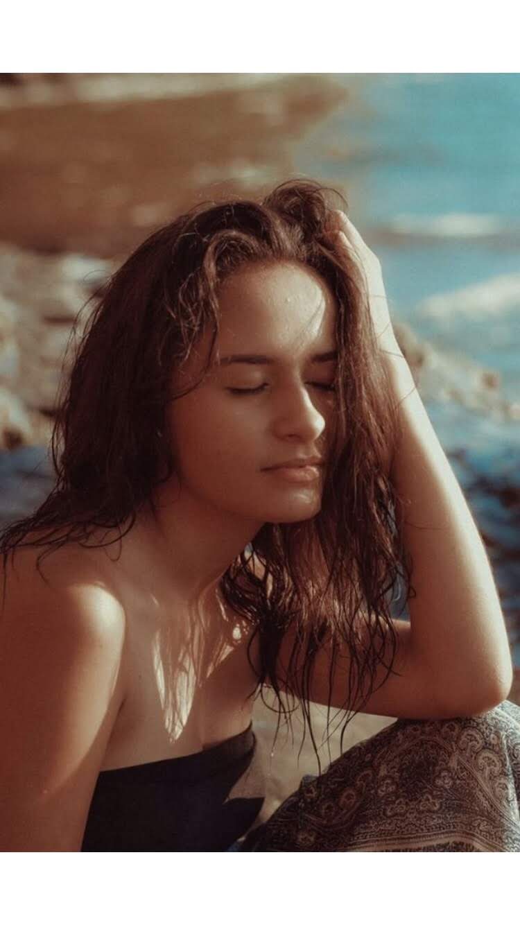 Female model photo shoot of CarolinaMiranda