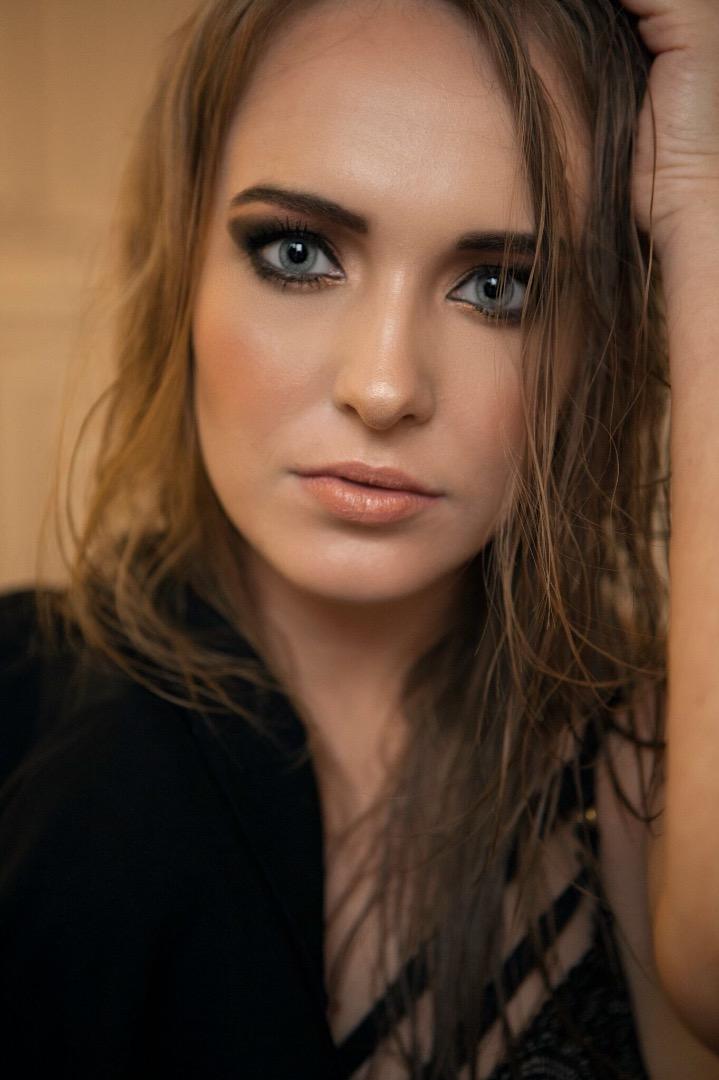 Female model photo shoot of Emma Victoria Day