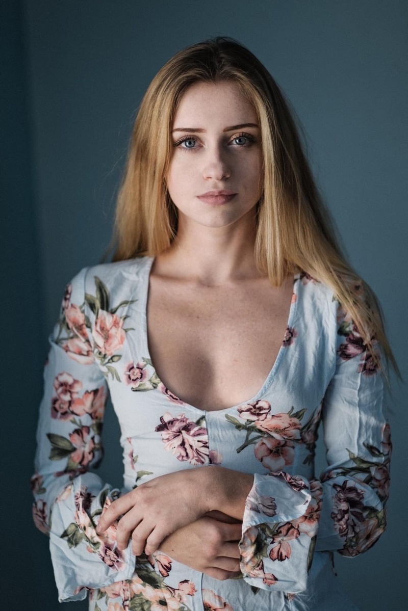Female model photo shoot of Hayley Faith